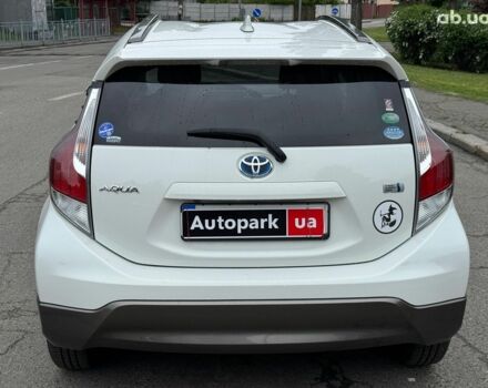 Білий Тойота Aqua, об'ємом двигуна 1.5 л та пробігом 95 тис. км за 11990 $, фото 3 на Automoto.ua