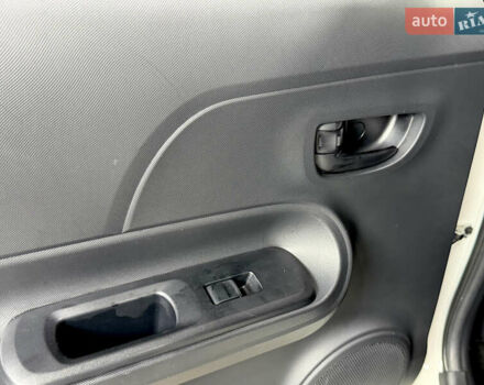 Білий Тойота Aqua, об'ємом двигуна 1.5 л та пробігом 87 тис. км за 13200 $, фото 41 на Automoto.ua