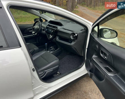 Белый Тойота Aqua, объемом двигателя 1.5 л и пробегом 61 тыс. км за 13200 $, фото 17 на Automoto.ua