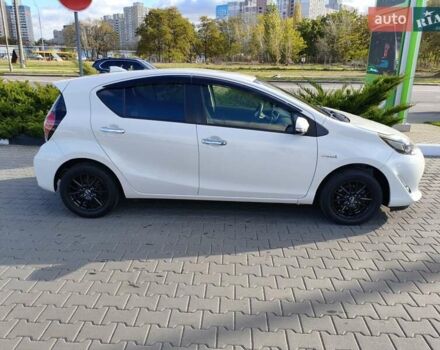 Белый Тойота Aqua, объемом двигателя 1.5 л и пробегом 73 тыс. км за 12900 $, фото 2 на Automoto.ua