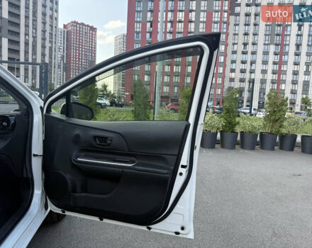Білий Тойота Aqua, об'ємом двигуна 1.5 л та пробігом 38 тис. км за 13400 $, фото 33 на Automoto.ua