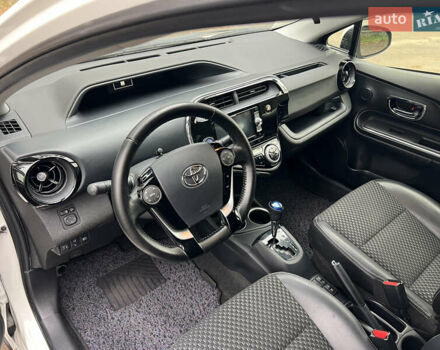 Белый Тойота Aqua, объемом двигателя 1.5 л и пробегом 61 тыс. км за 13200 $, фото 15 на Automoto.ua