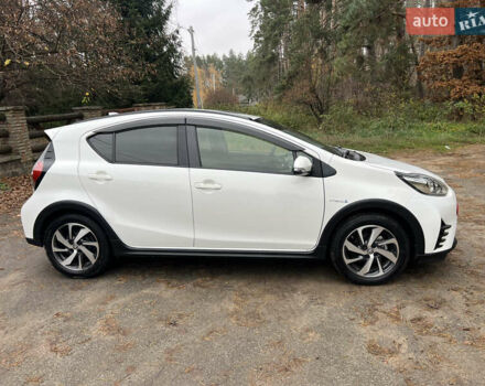 Белый Тойота Aqua, объемом двигателя 1.5 л и пробегом 61 тыс. км за 13200 $, фото 5 на Automoto.ua