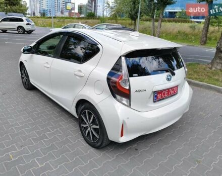 Белый Тойота Aqua, объемом двигателя 1.5 л и пробегом 74 тыс. км за 13400 $, фото 6 на Automoto.ua