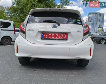 Белый Тойота Aqua, объемом двигателя 1.5 л и пробегом 74 тыс. км за 13400 $, фото 5 на Automoto.ua