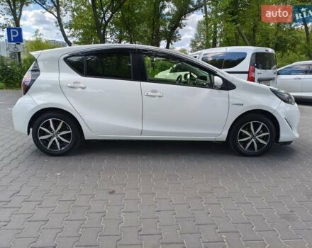 Белый Тойота Aqua, объемом двигателя 1.5 л и пробегом 74 тыс. км за 13400 $, фото 2 на Automoto.ua