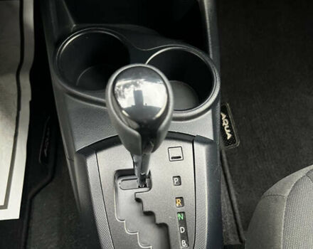 Білий Тойота Aqua, об'ємом двигуна 1.5 л та пробігом 61 тис. км за 13200 $, фото 21 на Automoto.ua