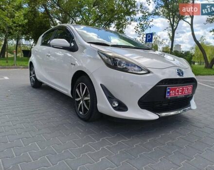Белый Тойота Aqua, объемом двигателя 1.5 л и пробегом 74 тыс. км за 13400 $, фото 1 на Automoto.ua