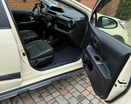 Бежевый Тойота Aqua, объемом двигателя 1.5 л и пробегом 90 тыс. км за 13700 $, фото 50 на Automoto.ua