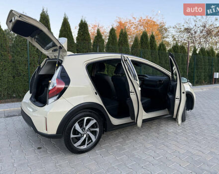 Бежевий Тойота Aqua, об'ємом двигуна 1.5 л та пробігом 79 тис. км за 13900 $, фото 59 на Automoto.ua