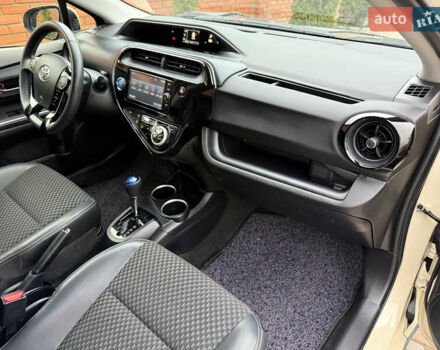 Бежевый Тойота Aqua, объемом двигателя 1.5 л и пробегом 90 тыс. км за 13700 $, фото 46 на Automoto.ua