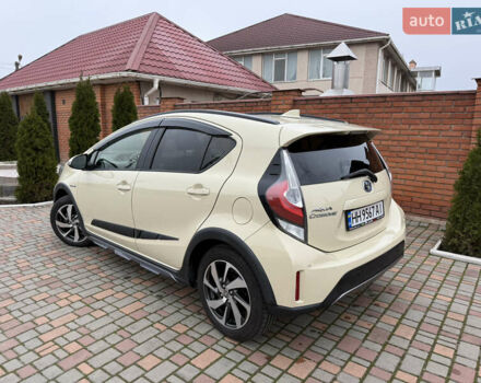 Бежевый Тойота Aqua, объемом двигателя 1.5 л и пробегом 90 тыс. км за 13700 $, фото 3 на Automoto.ua