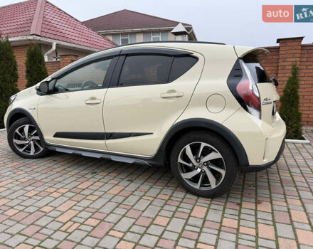 Бежевый Тойота Aqua, объемом двигателя 1.5 л и пробегом 90 тыс. км за 13700 $, фото 4 на Automoto.ua