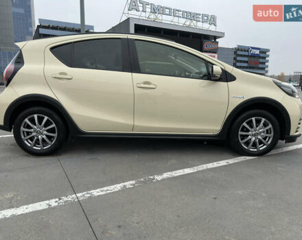 Бежевий Тойота Aqua, об'ємом двигуна 1.5 л та пробігом 72 тис. км за 14950 $, фото 13 на Automoto.ua