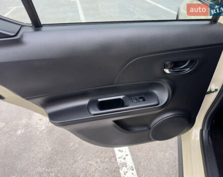 Бежевий Тойота Aqua, об'ємом двигуна 1.5 л та пробігом 72 тис. км за 14950 $, фото 46 на Automoto.ua