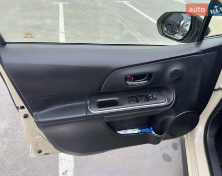 Бежевий Тойота Aqua, об'ємом двигуна 1.5 л та пробігом 72 тис. км за 14950 $, фото 47 на Automoto.ua