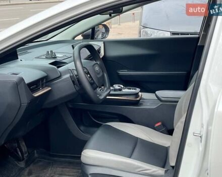 Белый Тойота bZ3, объемом двигателя 0 л и пробегом 85 тыс. км за 20666 $, фото 46 на Automoto.ua