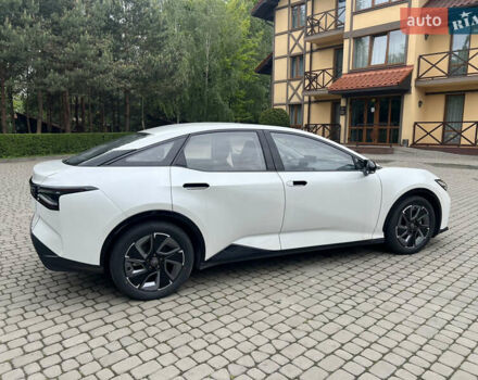 Белый Тойота bZ3, объемом двигателя 0 л и пробегом 1 тыс. км за 21900 $, фото 5 на Automoto.ua