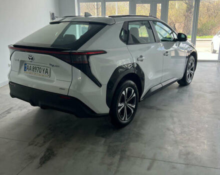 Белый Тойота bZ4X, объемом двигателя 0 л и пробегом 14 тыс. км за 26000 $, фото 3 на Automoto.ua