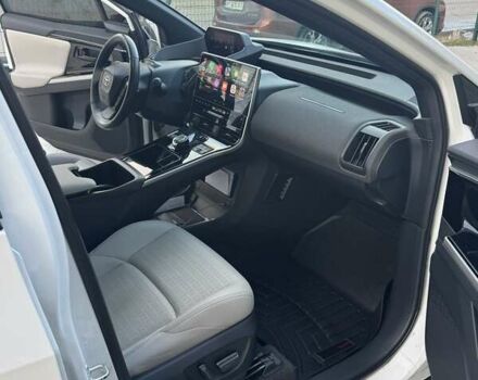 Белый Тойота bZ4X, объемом двигателя 0 л и пробегом 62 тыс. км за 24800 $, фото 6 на Automoto.ua