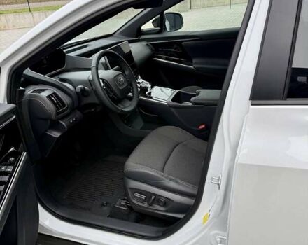 Белый Тойота bZ4X, объемом двигателя 0 л и пробегом 2 тыс. км за 27999 $, фото 107 на Automoto.ua