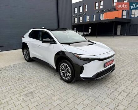 Белый Тойота bZ4X, объемом двигателя 0 л и пробегом 2 тыс. км за 27999 $, фото 3 на Automoto.ua