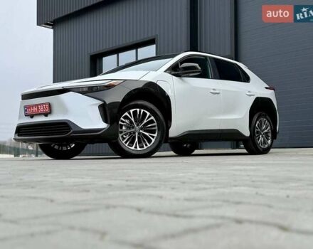 Белый Тойота bZ4X, объемом двигателя 0 л и пробегом 2 тыс. км за 27999 $, фото 124 на Automoto.ua