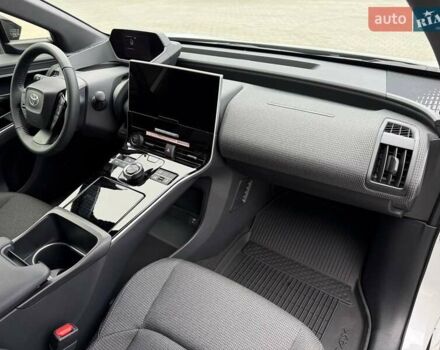Белый Тойота bZ4X, объемом двигателя 0 л и пробегом 2 тыс. км за 27999 $, фото 90 на Automoto.ua
