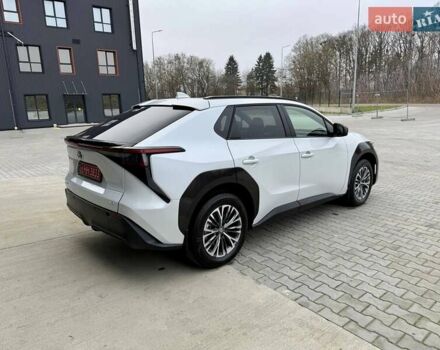 Белый Тойота bZ4X, объемом двигателя 0 л и пробегом 2 тыс. км за 27999 $, фото 2 на Automoto.ua