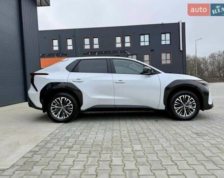 Белый Тойота bZ4X, объемом двигателя 0 л и пробегом 2 тыс. км за 27999 $, фото 5 на Automoto.ua