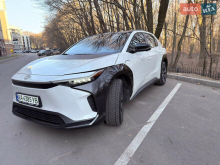 Тойота bZ4X 2022 у Києві на Automoto.ua Білий Тойота bZ4X, об'ємом двигуна 0 л та пробігом 21 тис. км за 23500 $, фото 1 на Automoto.ua