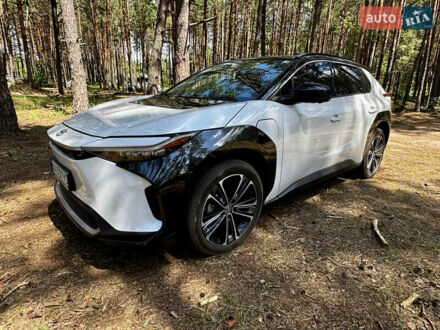 Тойота bZ4X 2023 в Киеве на Automoto.ua Белый Тойота bZ4X, объемом двигателя 0 л и пробегом 26 тыс. км за 28000 $, фото 1 на Automoto.ua