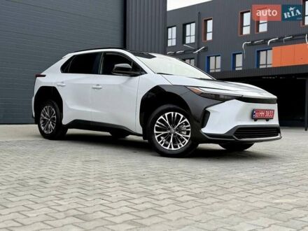Белый Тойота bZ4X, объемом двигателя 0 л и пробегом 2 тыс. км за 27999 $, фото 1 на Automoto.ua