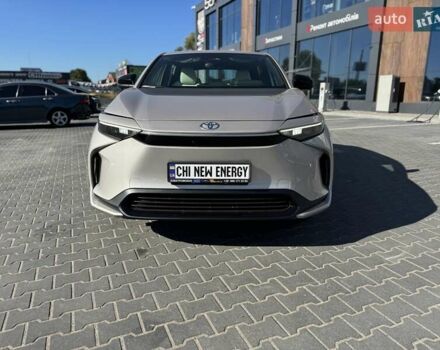 Бежевый Тойота bZ4X, объемом двигателя 0 л и пробегом 1 тыс. км за 31500 $, фото 1 на Automoto.ua