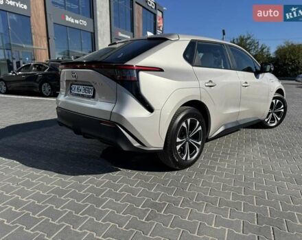 Бежевый Тойота bZ4X, объемом двигателя 0 л и пробегом 1 тыс. км за 31500 $, фото 2 на Automoto.ua