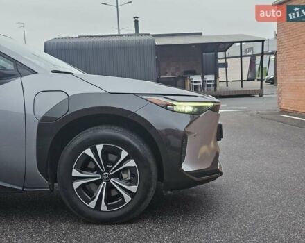 Серый Тойота bZ4X, объемом двигателя 0 л и пробегом 33 тыс. км за 23700 $, фото 4 на Automoto.ua