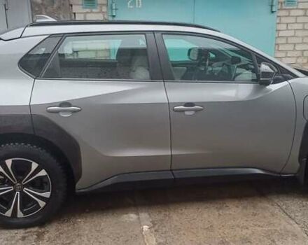 Сірий Тойота bZ4X, об'ємом двигуна 0 л та пробігом 28 тис. км за 26000 $, фото 2 на Automoto.ua