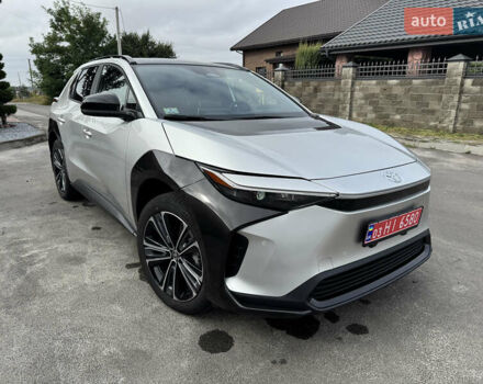 Серый Тойота bZ4X, объемом двигателя 0 л и пробегом 5 тыс. км за 28500 $, фото 1 на Automoto.ua