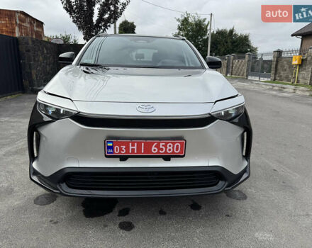 Серый Тойота bZ4X, объемом двигателя 0 л и пробегом 5 тыс. км за 28500 $, фото 4 на Automoto.ua