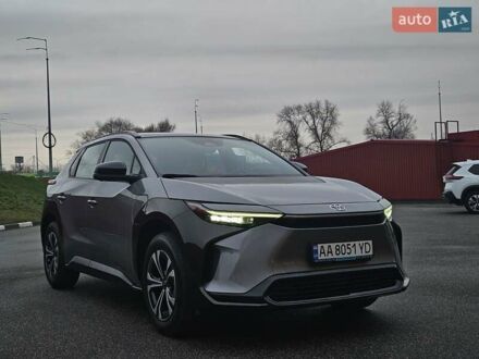 Серый Тойота bZ4X, объемом двигателя 0 л и пробегом 33 тыс. км за 23700 $, фото 1 на Automoto.ua