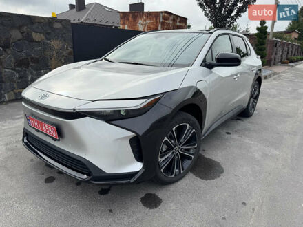 Серый Тойота bZ4X, объемом двигателя 0 л и пробегом 5 тыс. км за 28500 $, фото 1 на Automoto.ua