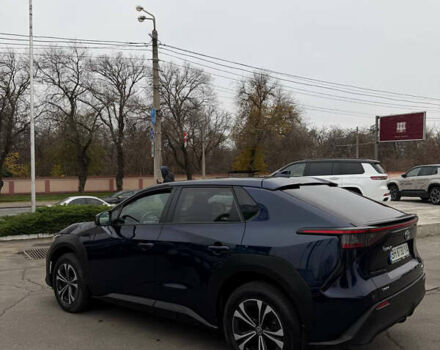 Синий Тойота bZ4X, объемом двигателя 0 л и пробегом 22 тыс. км за 30999 $, фото 3 на Automoto.ua