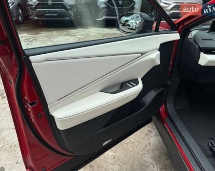 Тойота bZ5 2025 у Києві на Automoto.ua Червоний Тойота bZ5, об'ємом двигуна 0 л та пробігом 1 тис. км за 29999 $, фото 5 на Automoto.ua