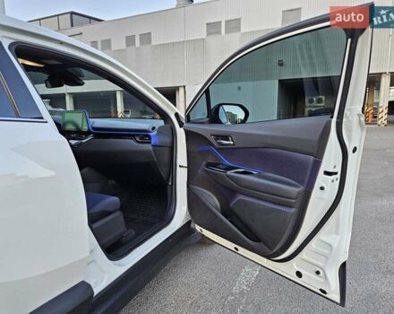 Белый Тойота C-HR EV, объемом двигателя 0 л и пробегом 62 тыс. км за 18800 $, фото 19 на Automoto.ua