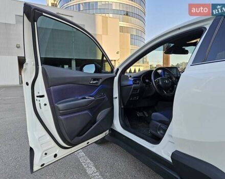 Белый Тойота C-HR EV, объемом двигателя 0 л и пробегом 62 тыс. км за 18800 $, фото 13 на Automoto.ua