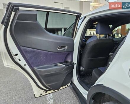 Белый Тойота C-HR EV, объемом двигателя 0 л и пробегом 62 тыс. км за 18800 $, фото 30 на Automoto.ua