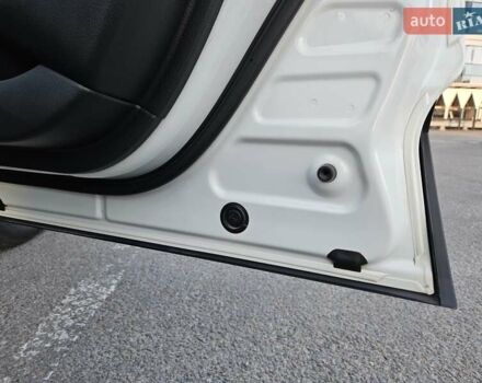 Белый Тойота C-HR EV, объемом двигателя 0 л и пробегом 62 тыс. км за 18800 $, фото 21 на Automoto.ua