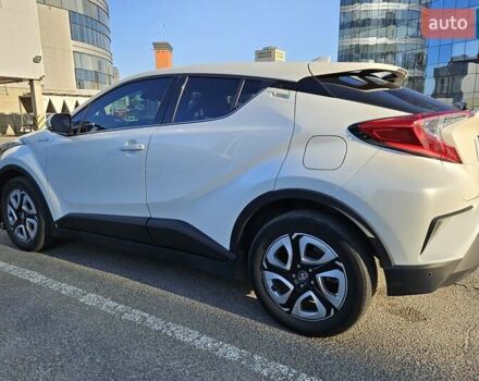 Белый Тойота C-HR EV, объемом двигателя 0 л и пробегом 62 тыс. км за 18800 $, фото 3 на Automoto.ua