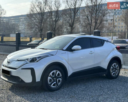 Белый Тойота C-HR EV, объемом двигателя 0 л и пробегом 57 тыс. км за 19300 $, фото 7 на Automoto.ua