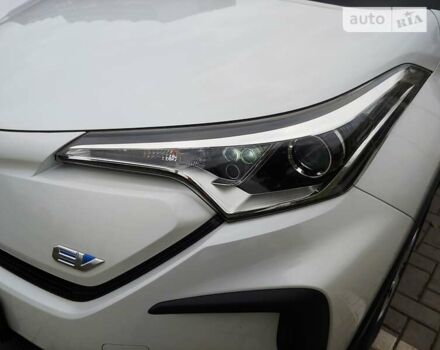 Білий Тойота C-HR EV, об'ємом двигуна 0 л та пробігом 1 тис. км за 26612 $, фото 7 на Automoto.ua